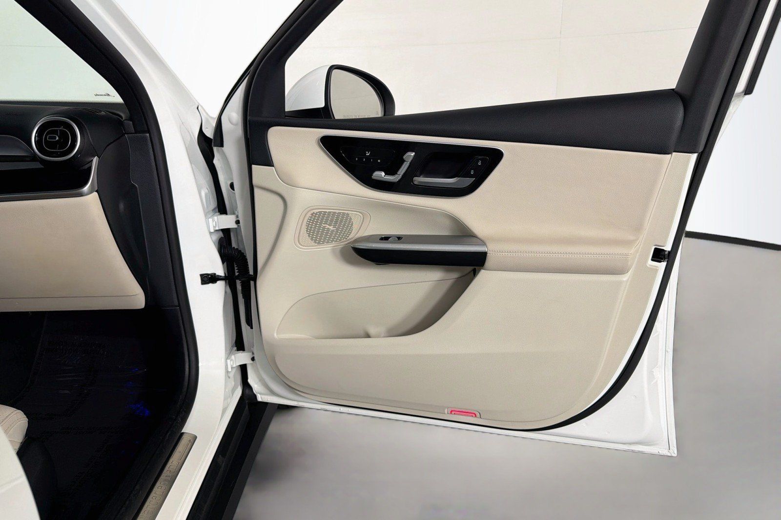 Used 2025 Mercedes-Benz GLC 350e 4MATIC w/ Driver Assistance Package image 24