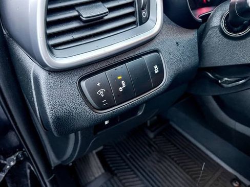 Used 2019 Kia Sorento LX image 15