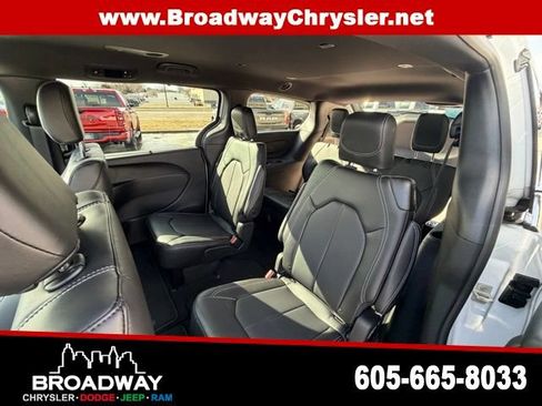 New 2026 Chrysler Pacifica Select AWD/4WD image 14