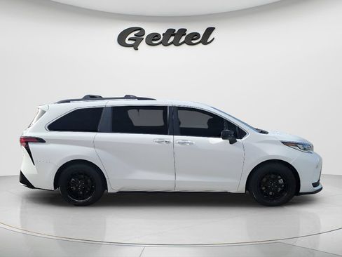 Used 2023 Toyota Sienna XSE FWD image 4