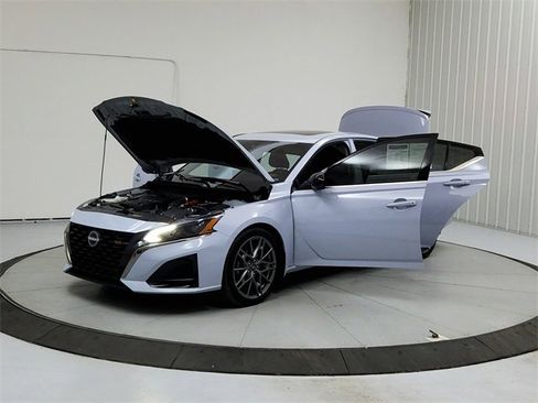 Used 2024 Nissan Altima 2.0 SR image 11