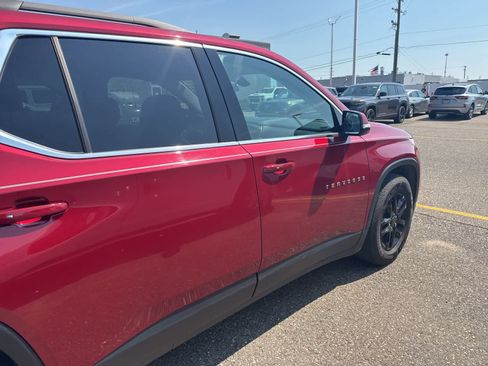 Used 2020 Chevrolet Traverse LT image 9