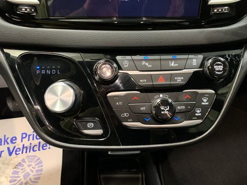 Used 2025 Chrysler Pacifica Select FWD image 10