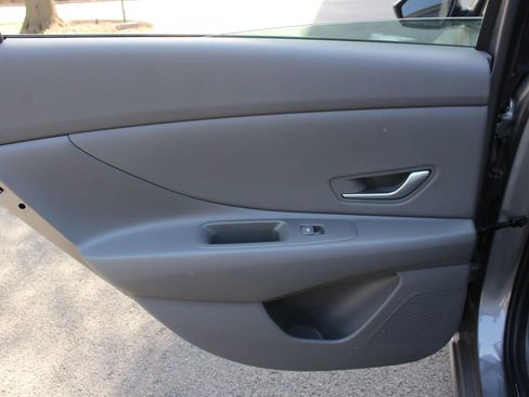 Used 2023 Hyundai Elantra SEL w/ Convenience Package FWD image 18