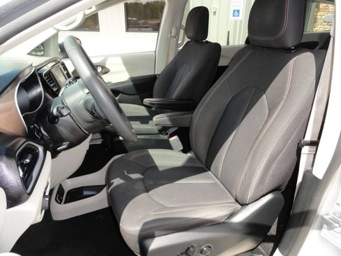 Used 2017 Chrysler Pacifica LX FWD image 10