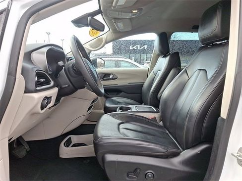 Used 2023 Chrysler Pacifica Touring-L image 14