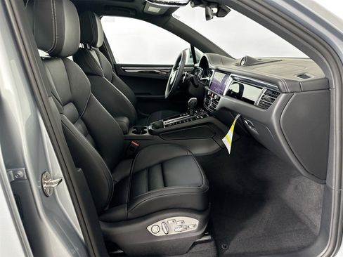 Certified 2025 Porsche Macan image 22