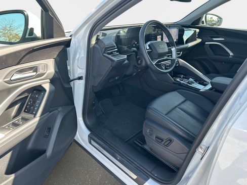 Used 2025 Audi Q5 Premium w/ Convenience Package image 10