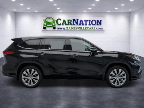 Used 2017 Toyota Highlander XLE AWD/4WD image 3