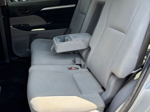 Used 2017 Toyota Highlander LE w/ Carpet Mat Package FWD image 15