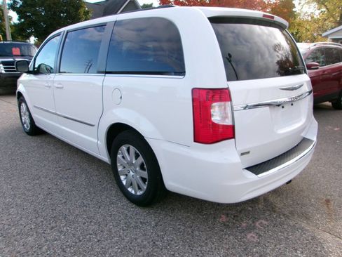 Used 2015 Chrysler Town & Country Touring image 4