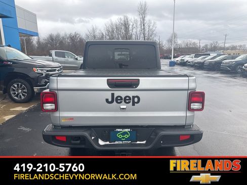 Used 2022 Jeep Gladiator Sport image 3