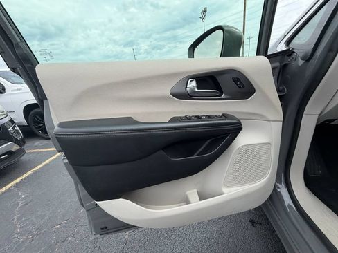 Used 2022 Chrysler Pacifica Touring-L FWD image 13