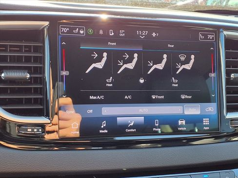 Used 2024 Chrysler Pacifica Touring-L image 9