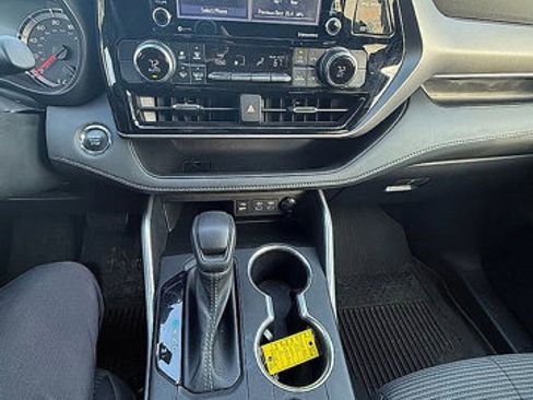 Used 2022 Toyota Highlander L image 29