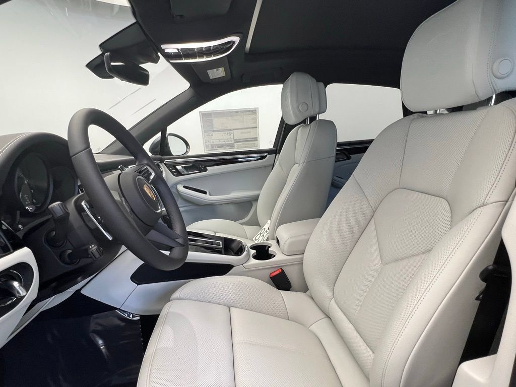 Used 2026 Porsche Macan AWD/4WD image 5