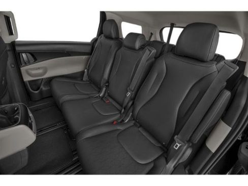 Used 2025 Kia Carnival FWD image 15