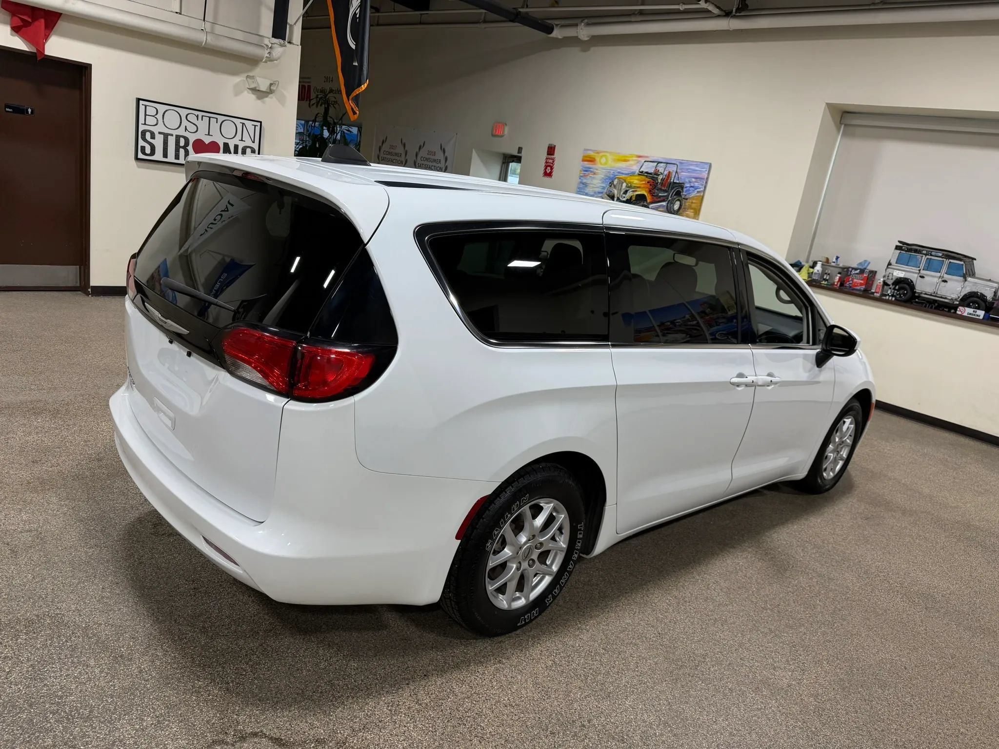 Used 2023 Chrysler Voyager LX FWD image 15