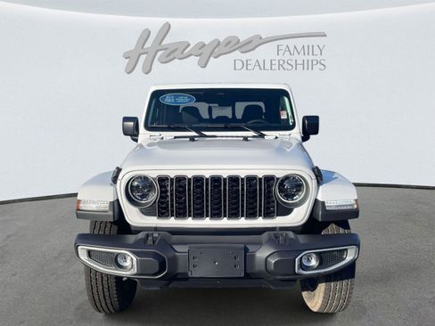 New 2026 Jeep Gladiator Sahara image 7