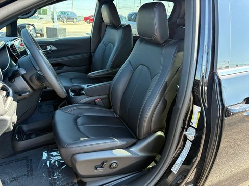 Used 2026 Chrysler Pacifica Select FWD image 22