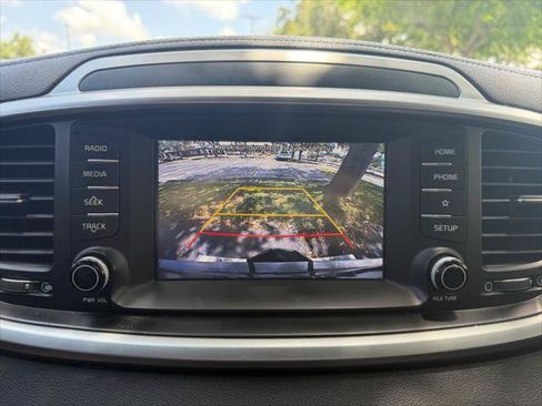 Used 2020 Kia Sorento LX FWD image 27
