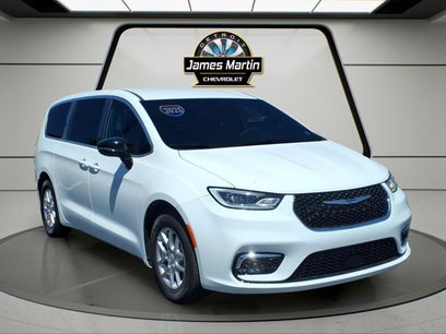 Used 2025 Chrysler Pacifica Select