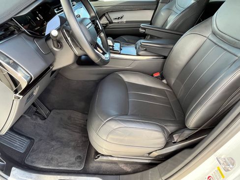 Used 2025 Land Rover Range Rover Sport SE image 5