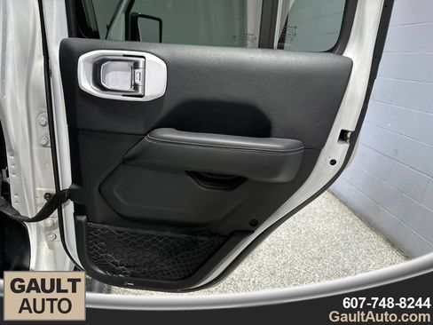 Used 2019 Jeep Wrangler Unlimited Sahara AWD/4WD image 19