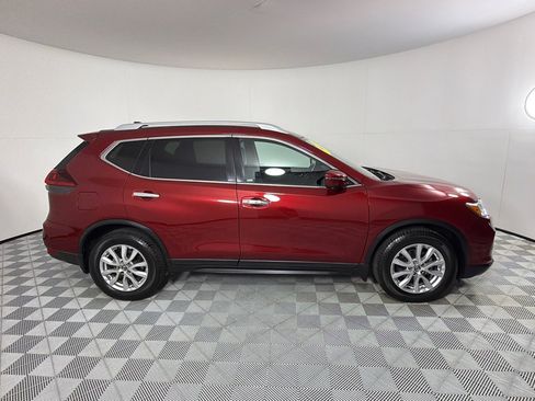 Used 2018 Nissan Rogue SV w/ Premium Package FWD image 4