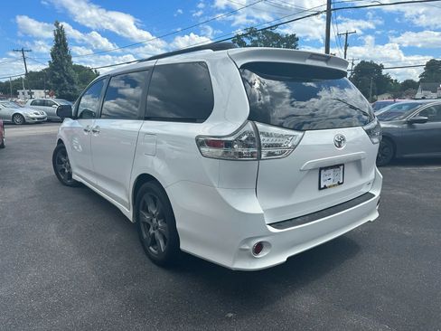Used 2017 Toyota Sienna SE image 5