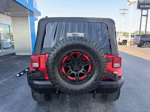 Used 2014 Jeep Wrangler Unlimited Sahara w/ Connectivity Group AWD/4WD image 5