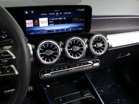 Used 2024 Mercedes-Benz GLB 250 4MATIC image 17