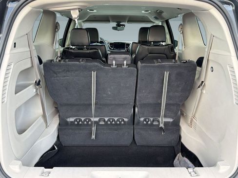 Used 2023 Chrysler Pacifica Touring-L FWD image 27
