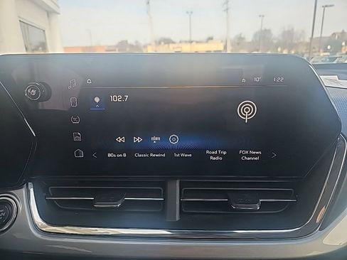 Used 2025 Chevrolet Trax LT w/ LT Convenience Package image 15