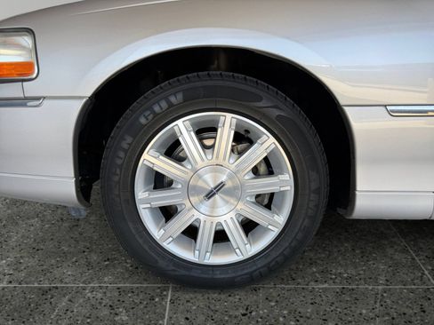 Used 2010 Lincoln Town Car Signature Limited RWD image 19