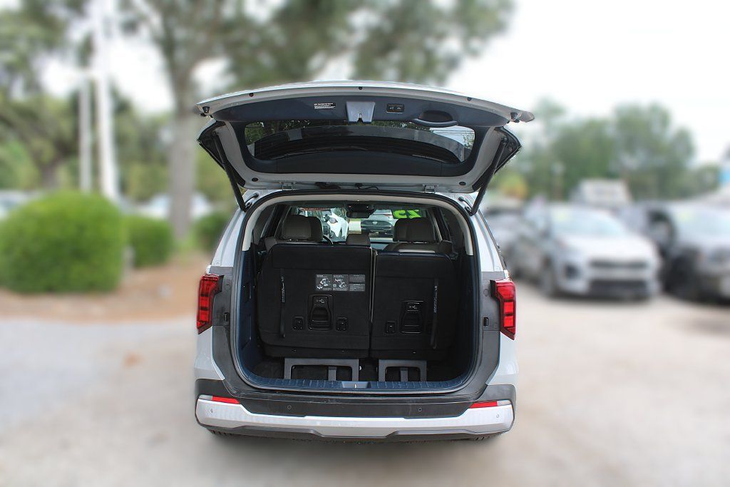Certified 2025 Kia Carnival EX FWD image 12
