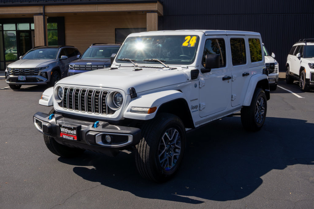 Used 2024 Jeep Wrangler Unlimited Sahara AWD/4WD image 3