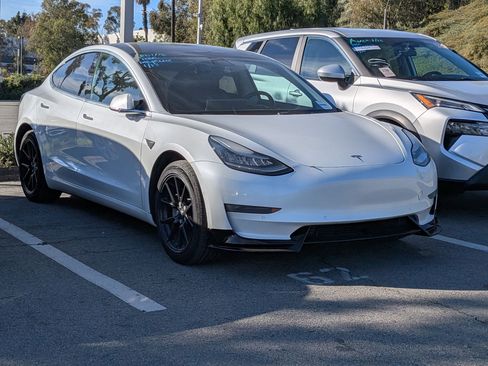 Used 2020 Tesla Model 3 image 2