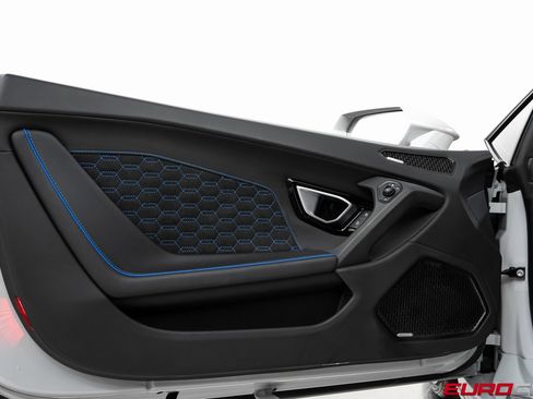 Used 2023 Lamborghini Huracan EVO image 24