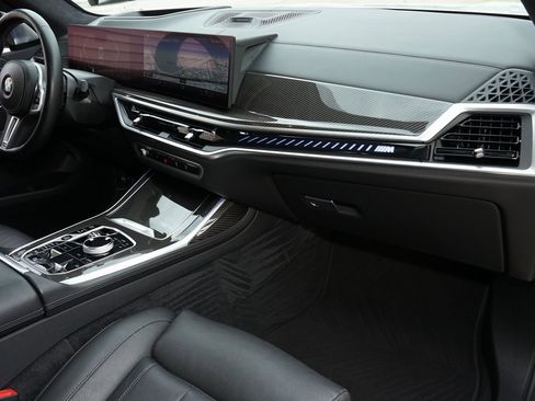 Used 2023 BMW X7 M60i image 11