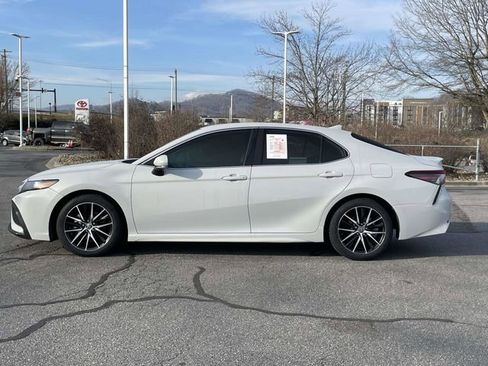 Used 2023 Toyota Camry SE image 2
