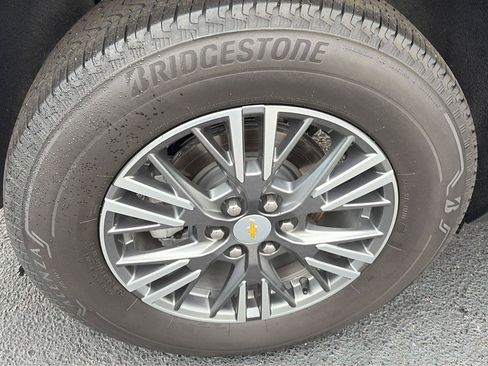 Used 2025 Chevrolet Traverse LT FWD image 33