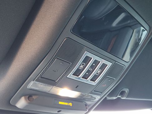 Certified 2025 Land Rover Discovery S image 28