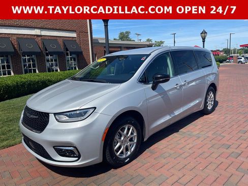 Used 2024 Chrysler Pacifica Touring-L FWD image 1