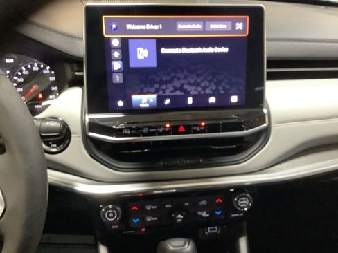 Used 2023 Jeep Compass Limited image 34