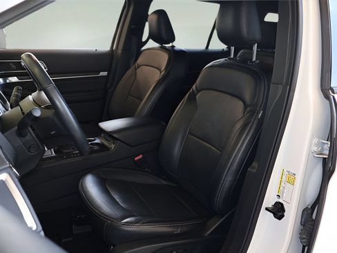 Used 2019 Ford Explorer Limited w/ Ford Safe & Smart Package FWD image 11