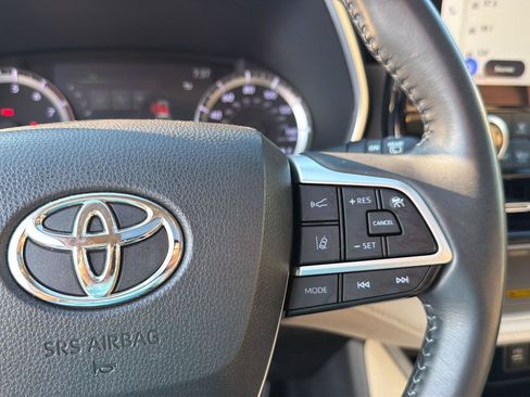 Used 2023 Toyota Highlander XLE FWD image 22