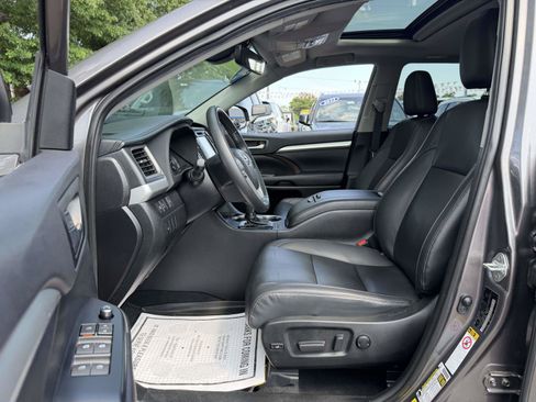 Used 2019 Toyota Highlander XLE AWD/4WD image 12