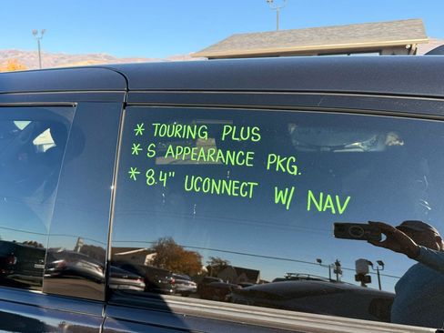 Used 2018 Chrysler Pacifica Touring Plus w/ S Appearance Package FWD image 6