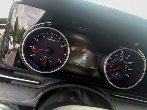 Used 2023 Kia Carnival EX FWD image 17